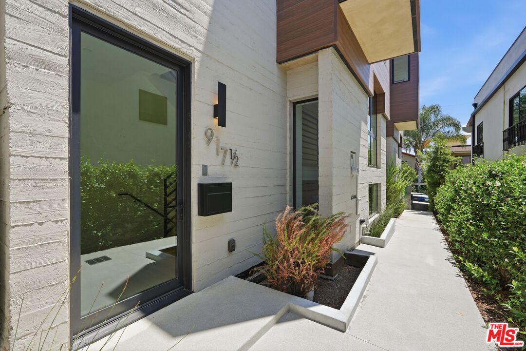 917 Hilldale Ave Unit: 1/2