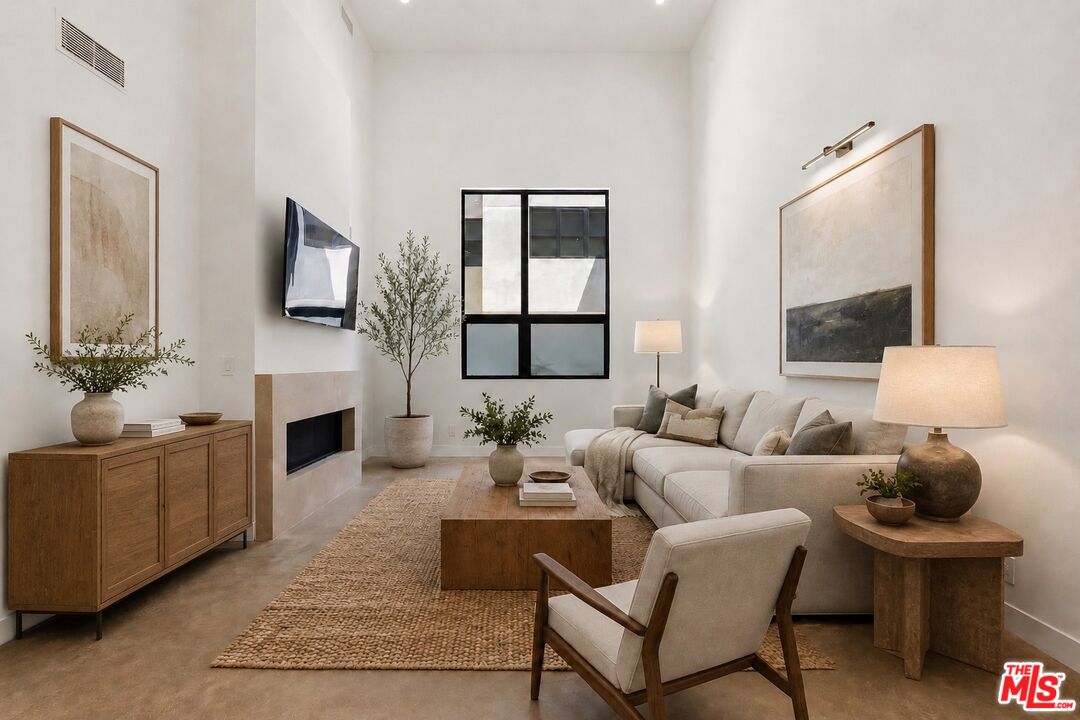 917 Hilldale Ave Unit: 1/2