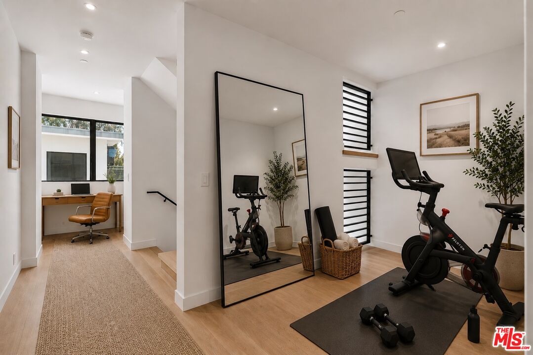 917 Hilldale Ave Unit: 1/2