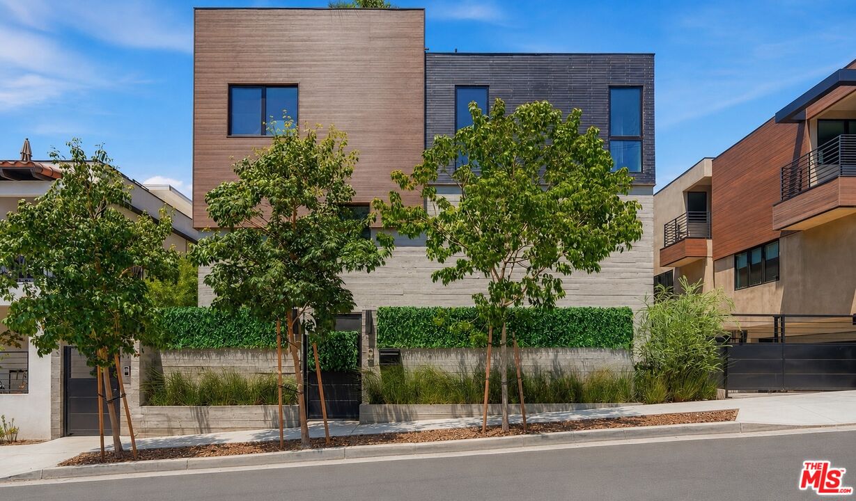 917 Hilldale Ave Unit: 1/2