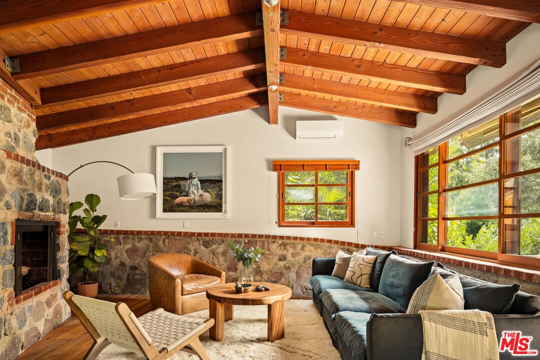 2424 Nichols Canyon Rd
