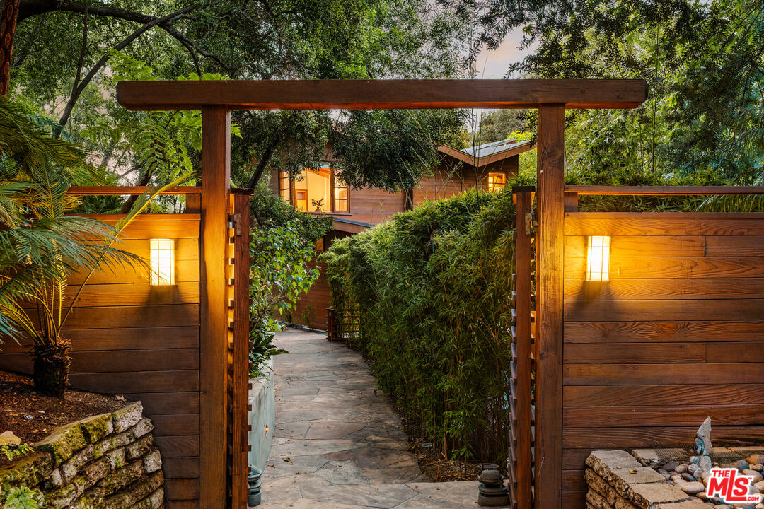 2424 Nichols Canyon Rd