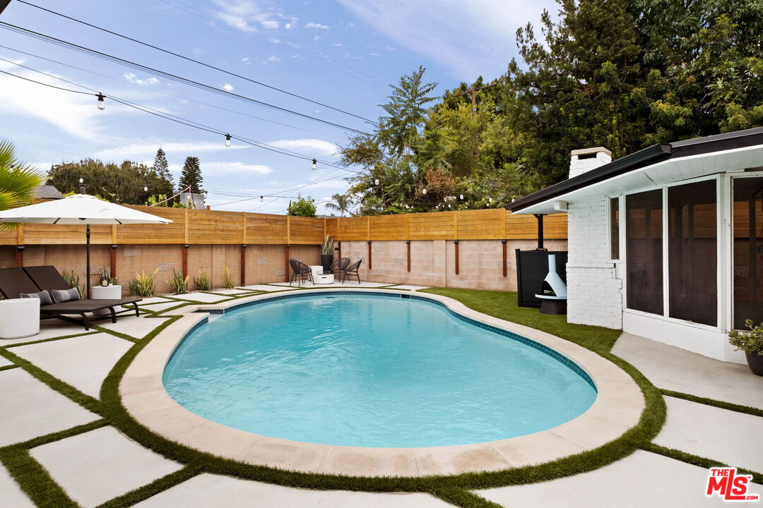 8789 Sylmar Ave