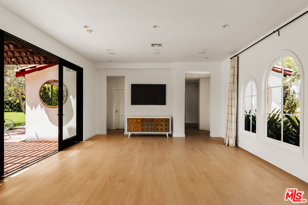 647 Toyopa Dr