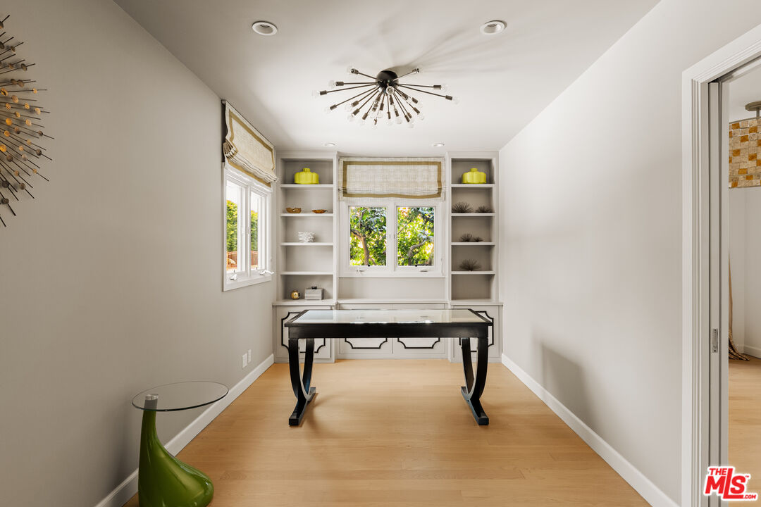 647 Toyopa Dr
