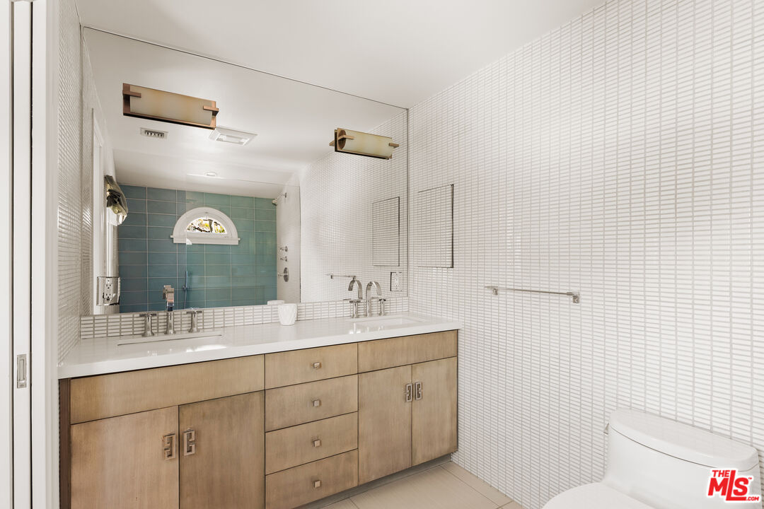 647 Toyopa Dr