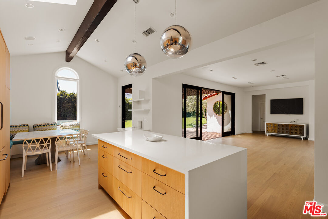 647 Toyopa Dr