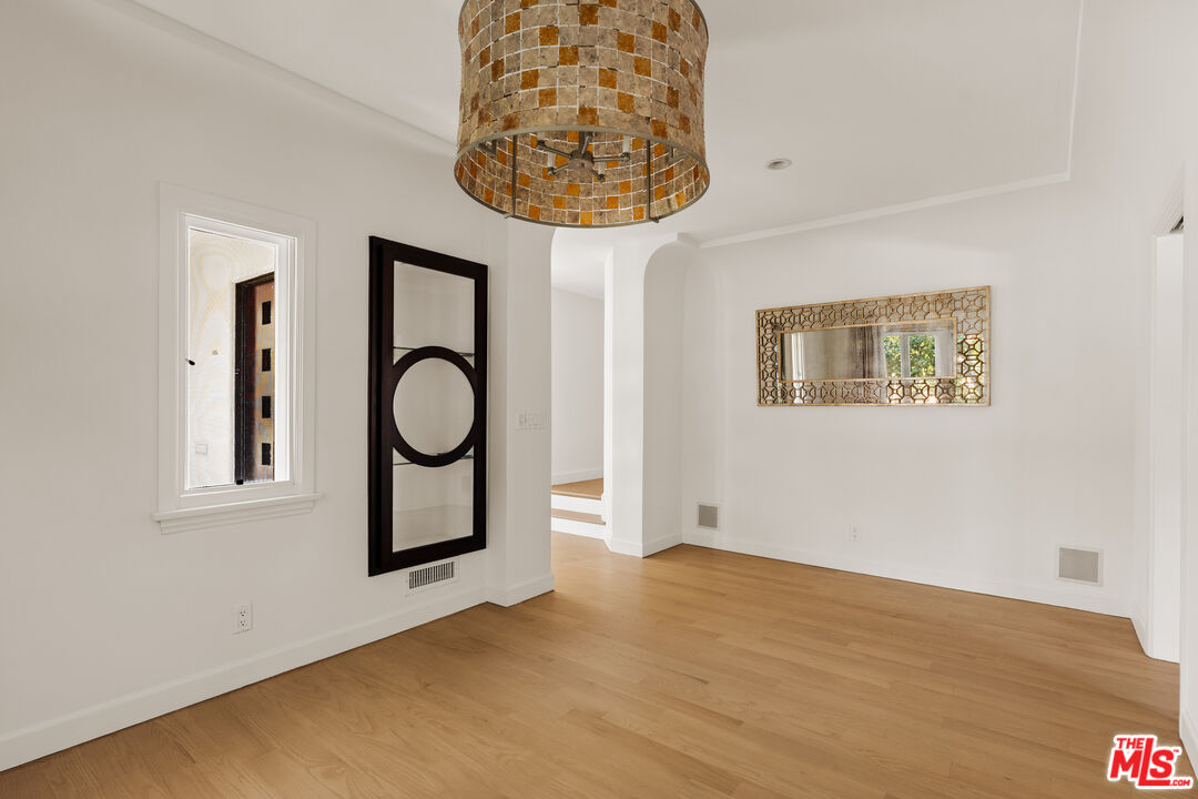 647 Toyopa Dr
