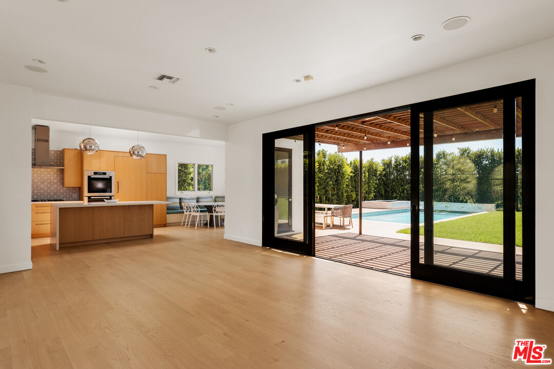647 Toyopa Dr