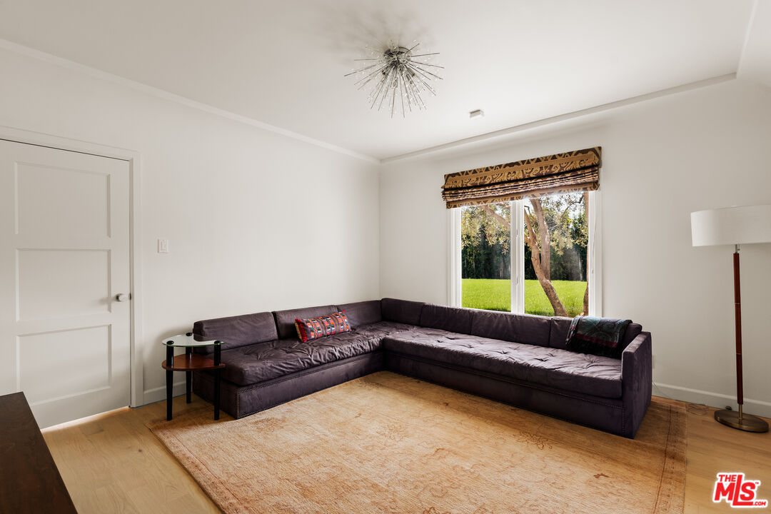647 Toyopa Dr