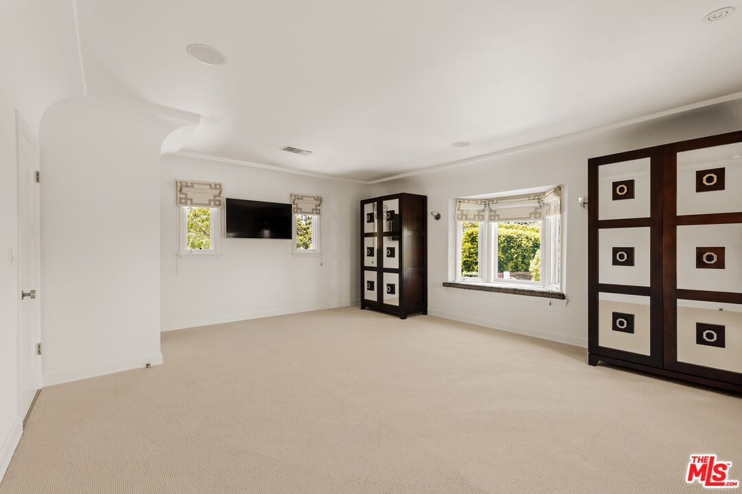 647 Toyopa Dr