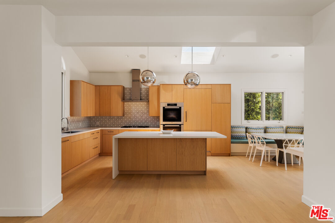 647 Toyopa Dr