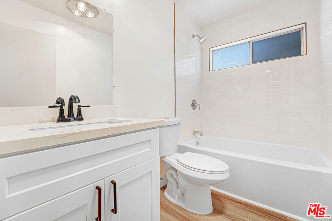8208 Romaine St Unit: 4