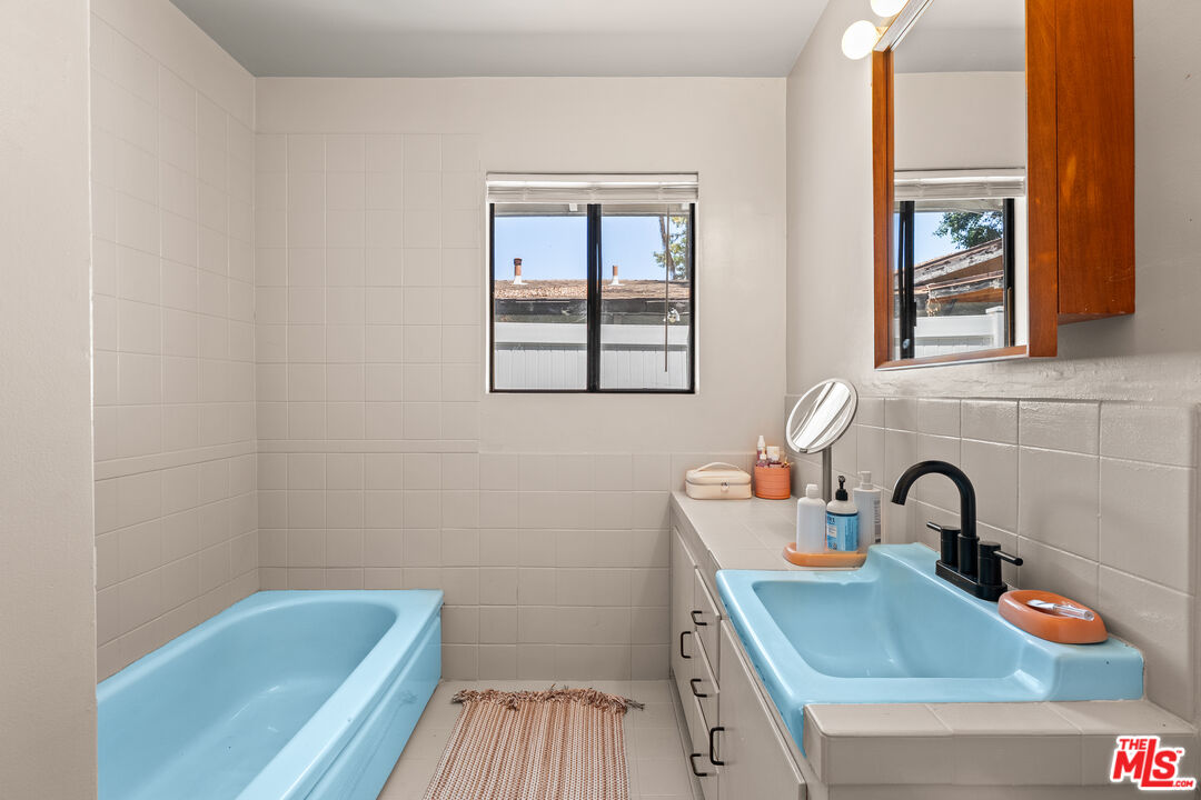 22245 Leadwell St