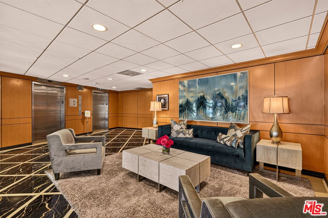 100 S Doheny Dr Unit: 402