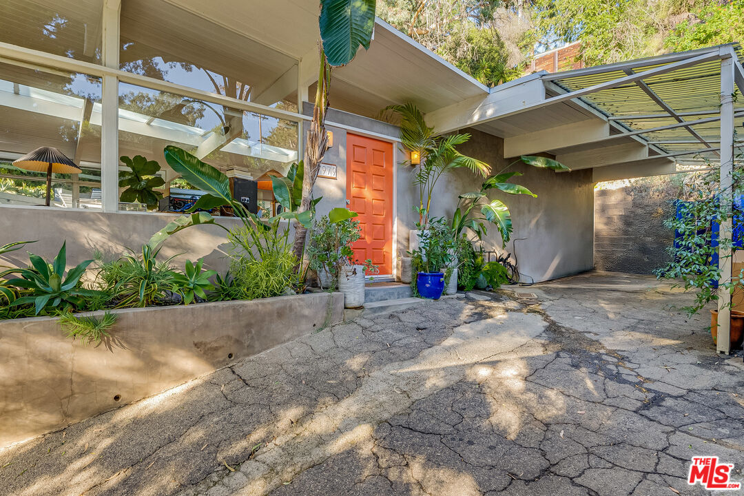 7979 Willow Glen Rd