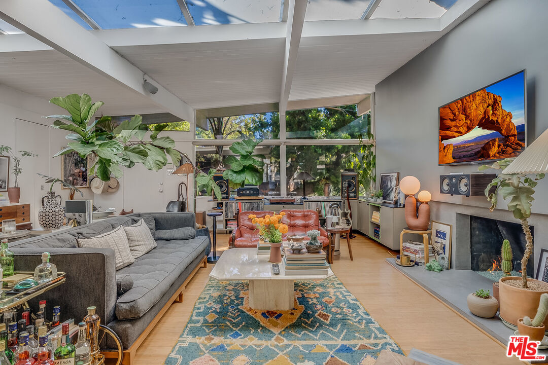 7979 Willow Glen Rd
