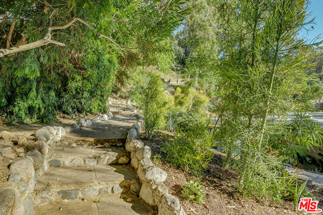7979 Willow Glen Rd
