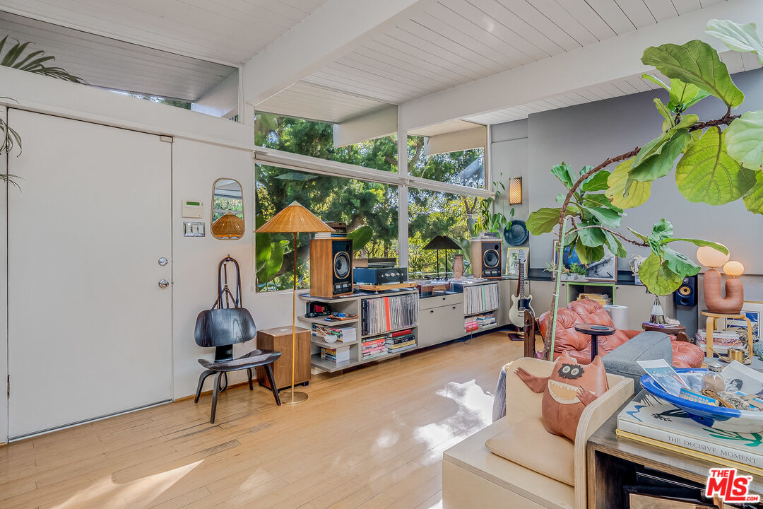 7979 Willow Glen Rd