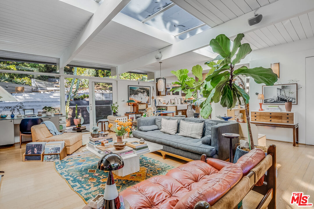 7979 Willow Glen Rd