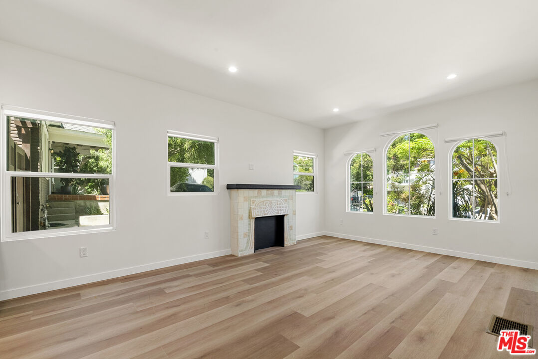 1305 Lucile Ave Unit: 4