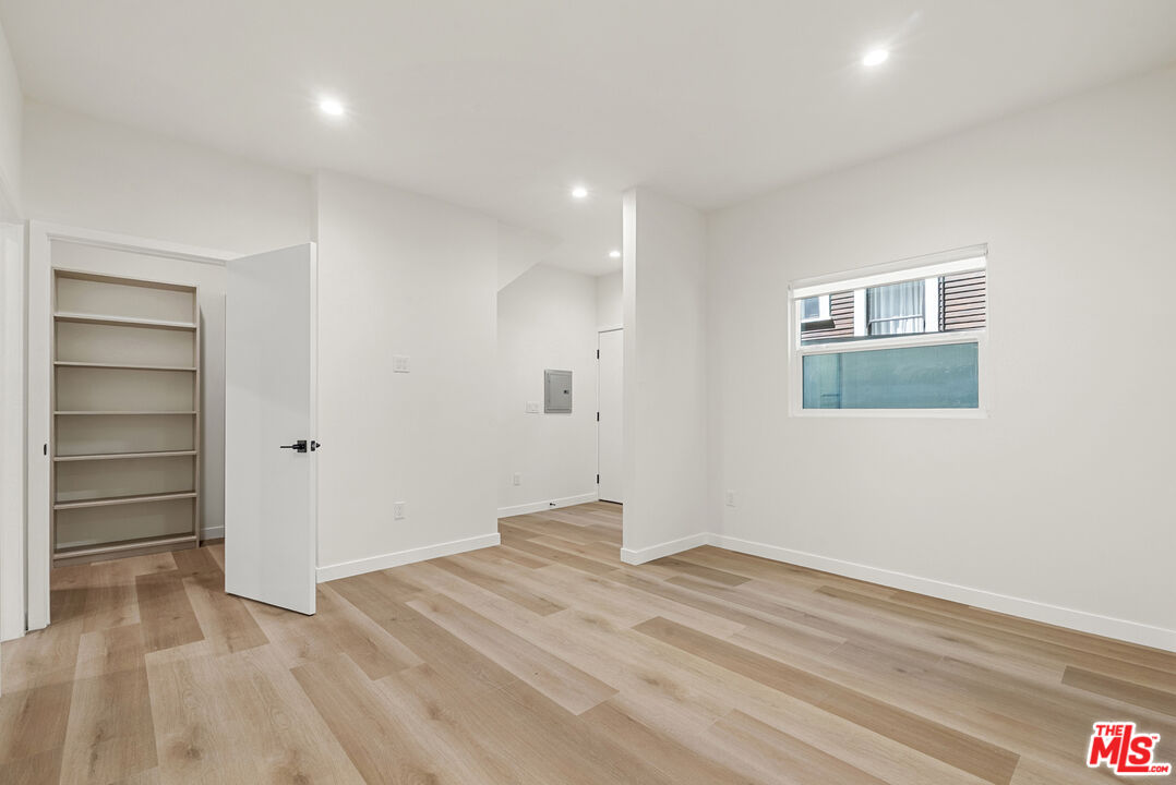 1305 Lucile Ave Unit: 4