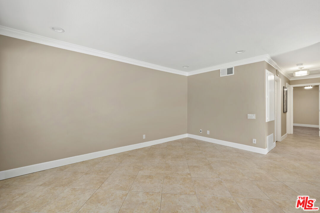 1685 E Avenida De Las Flores