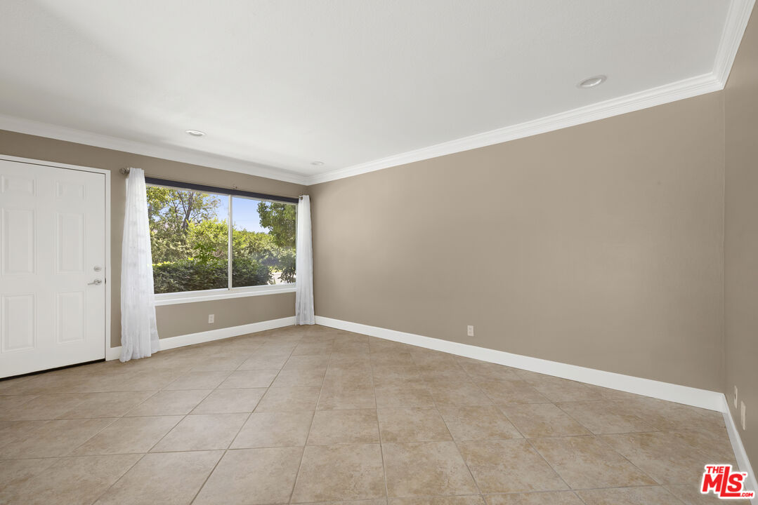 1685 E Avenida De Las Flores