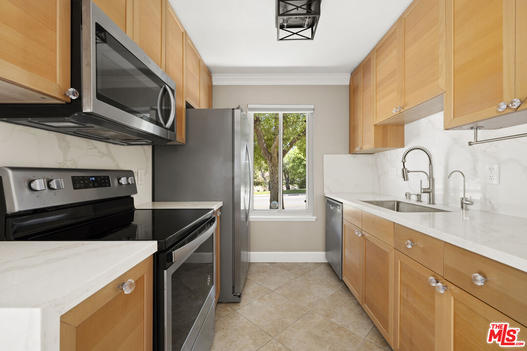 1685 E Avenida De Las Flores