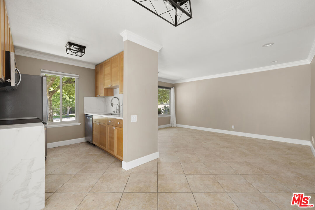 1685 E Avenida De Las Flores