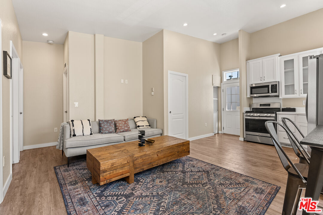 8250 Lankershim Blvd Unit: 17