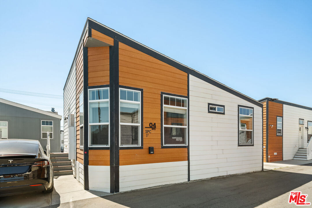 8250 Lankershim Blvd Unit: 17