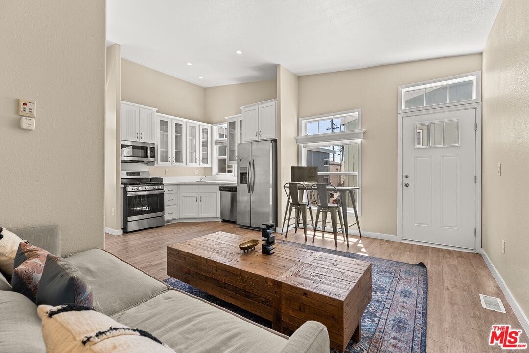 8250 Lankershim Blvd Unit: 17