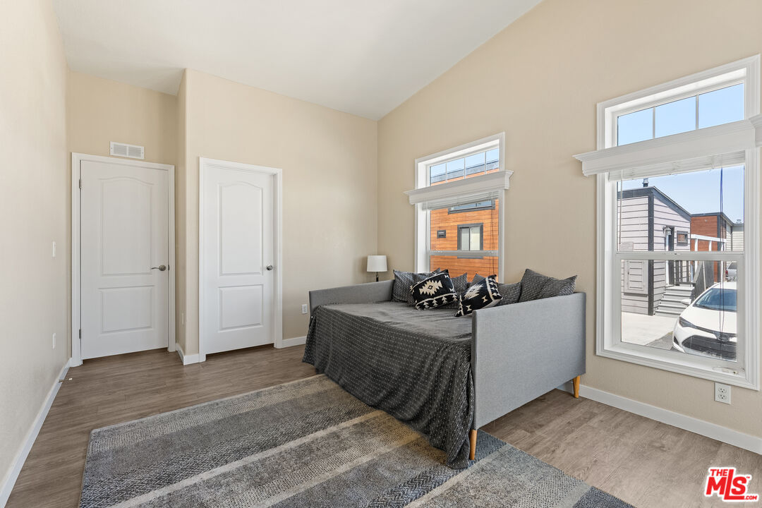 8250 Lankershim Blvd Unit: 17