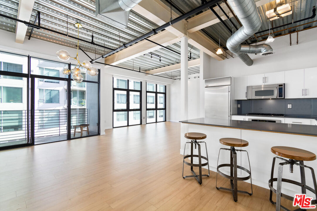 330 11th St Unit: 607