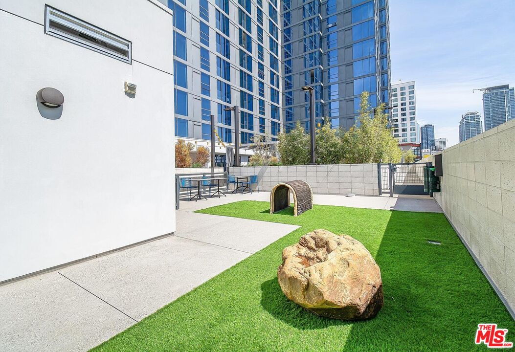 330 11th St Unit: 607