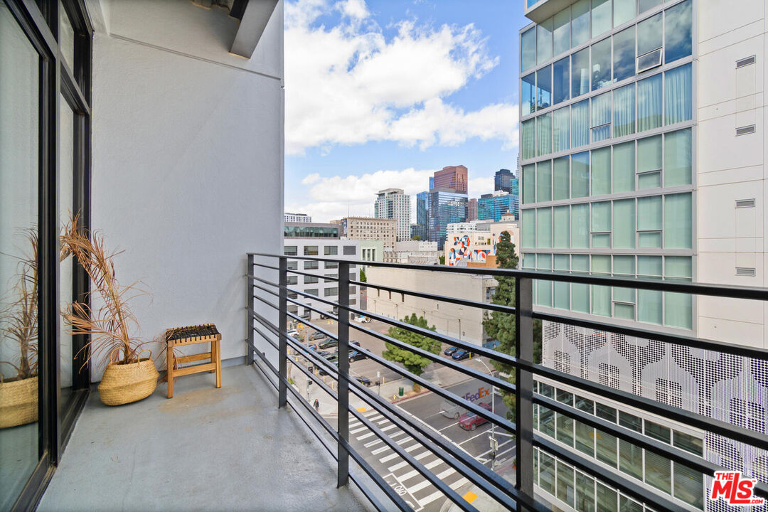 330 11th St Unit: 607