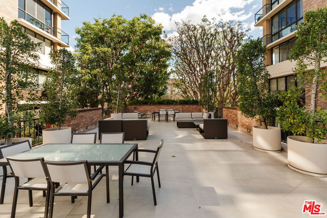 211 S Spalding Dr Unit: 301S