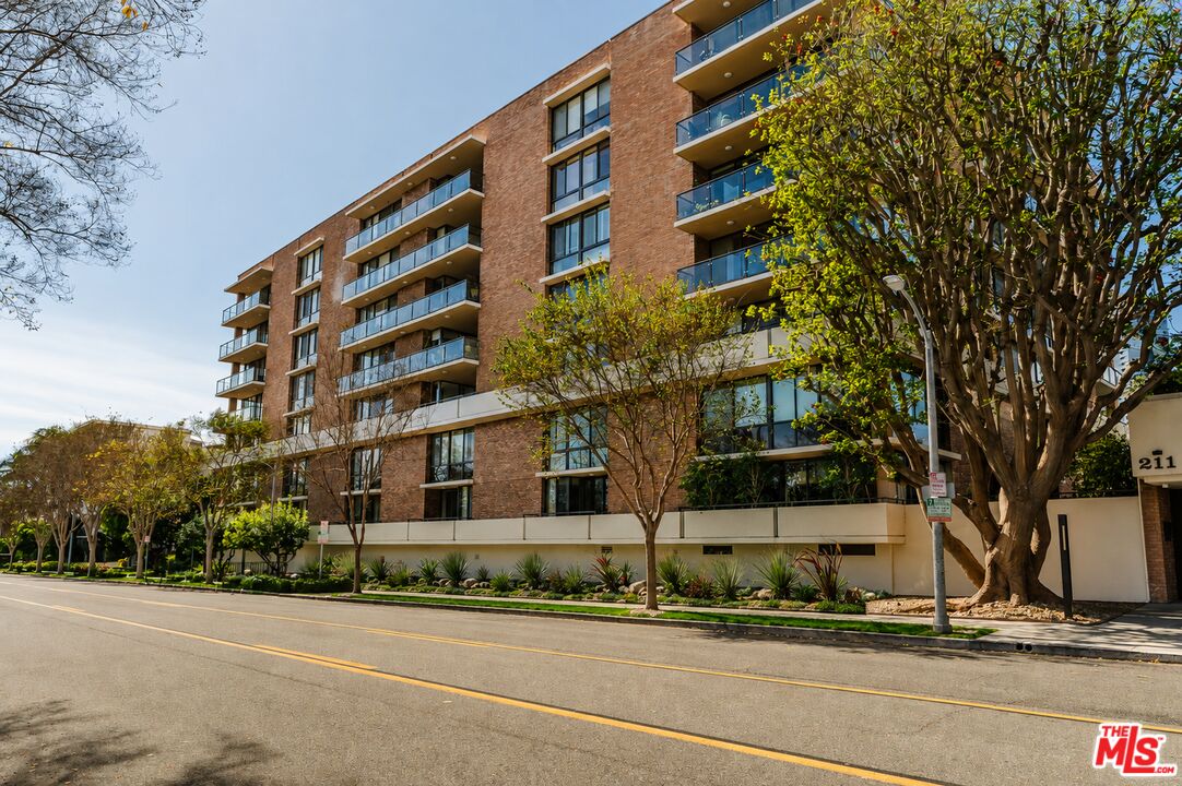 211 S Spalding Dr Unit: 301S