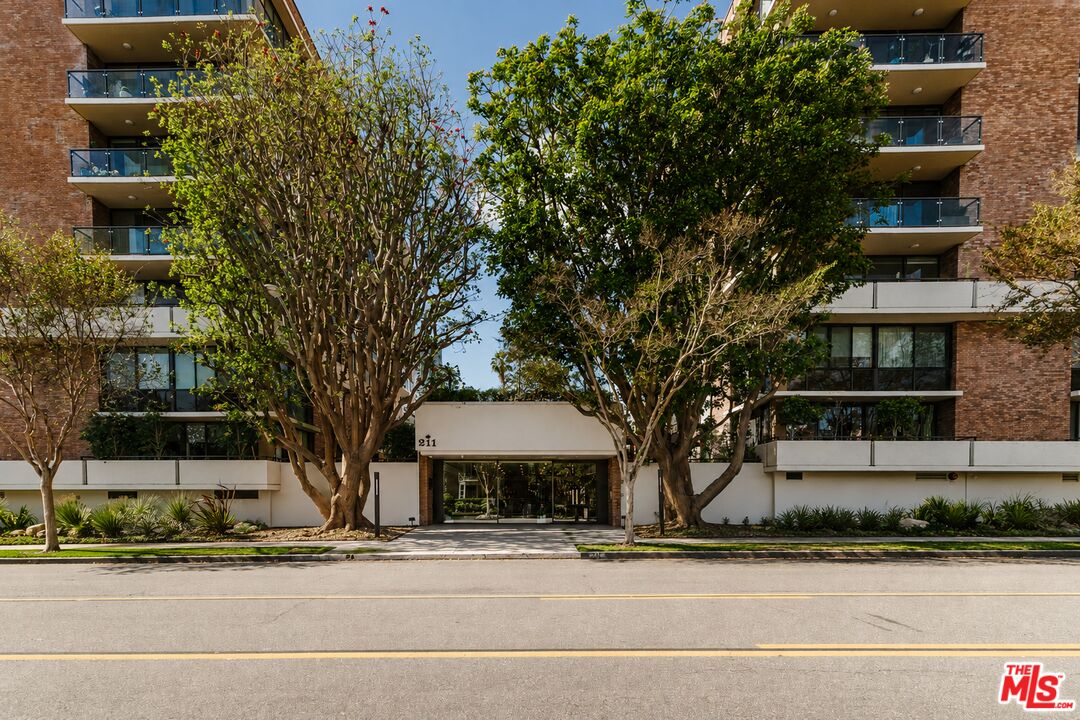211 S Spalding Dr Unit: 301S