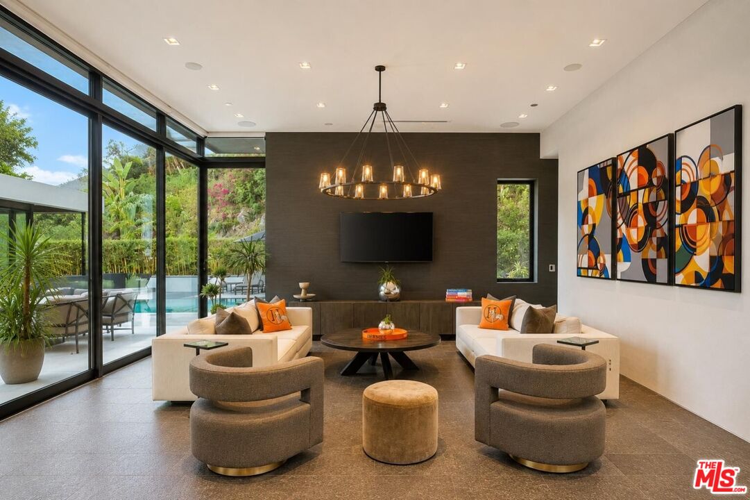 1049 Loma Vista Dr