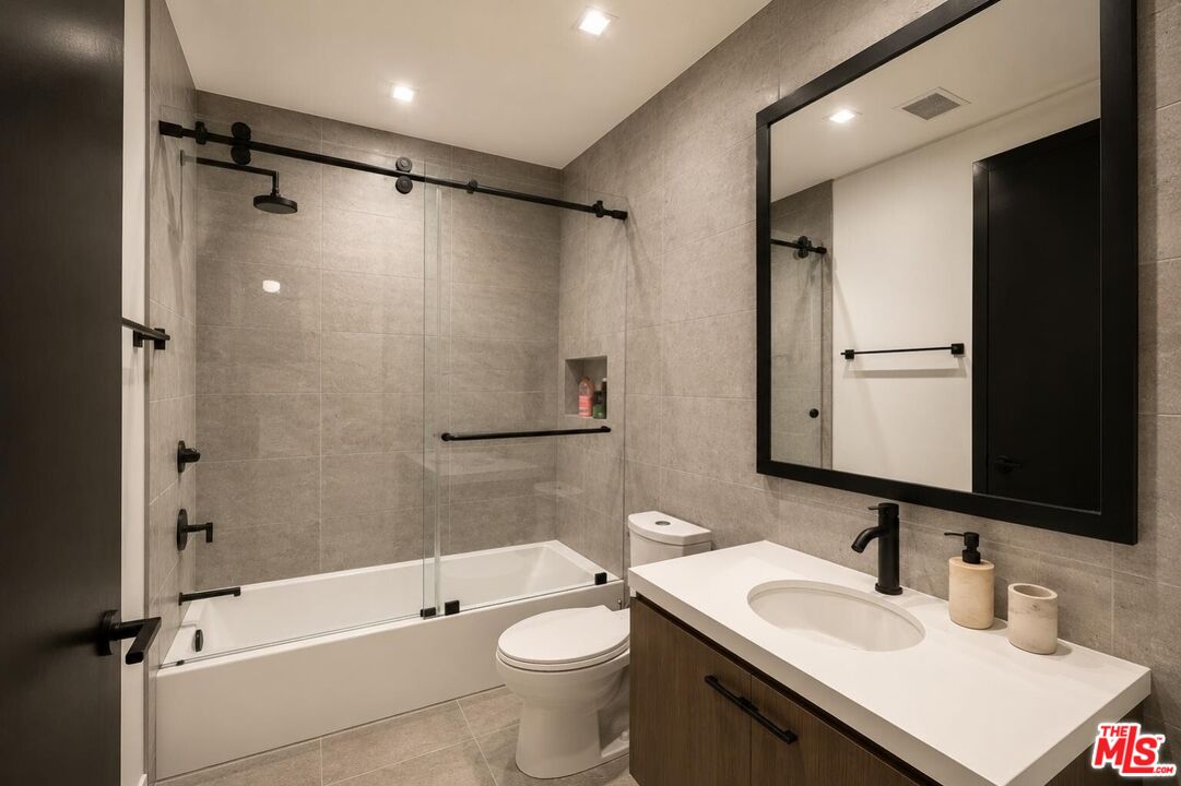 1049 Loma Vista Dr