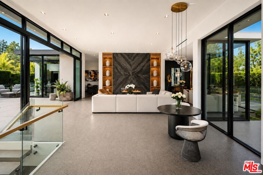 1049 Loma Vista Dr