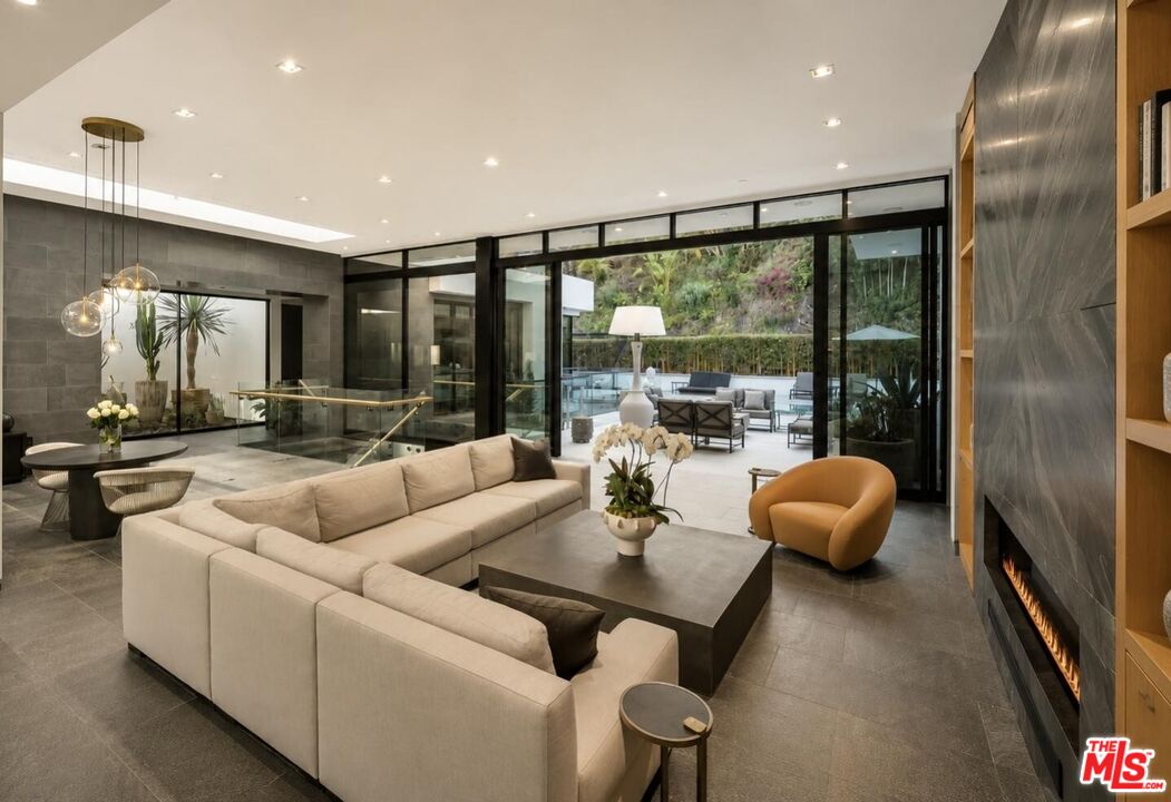 1049 Loma Vista Dr