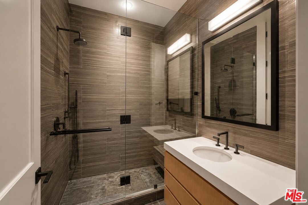 1049 Loma Vista Dr