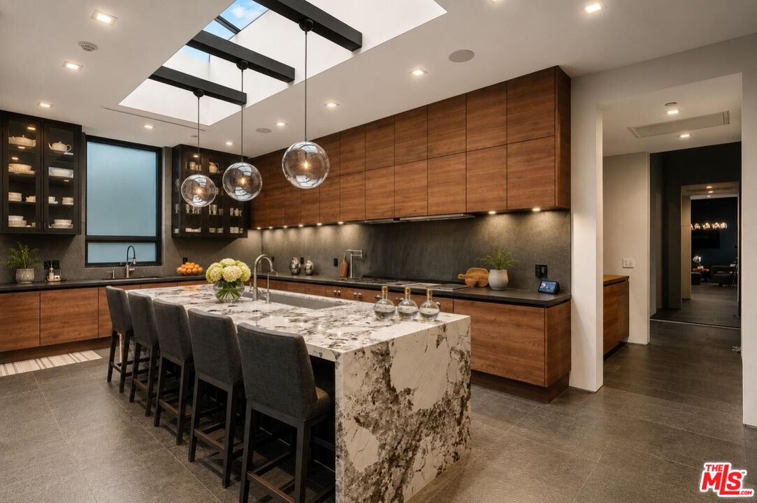 1049 Loma Vista Dr