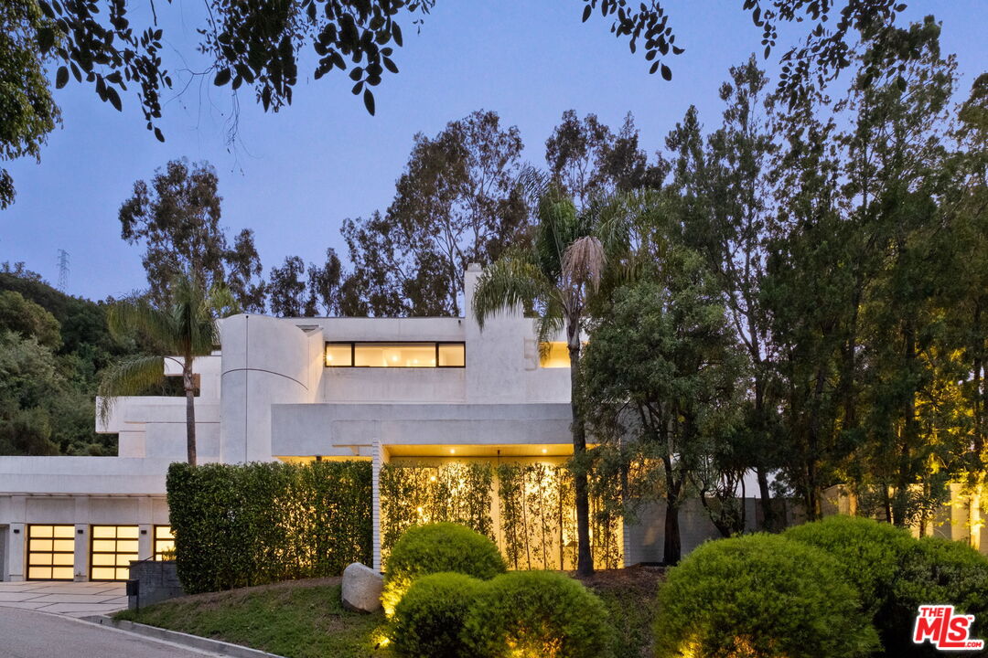 11210 Briarcliff Ln