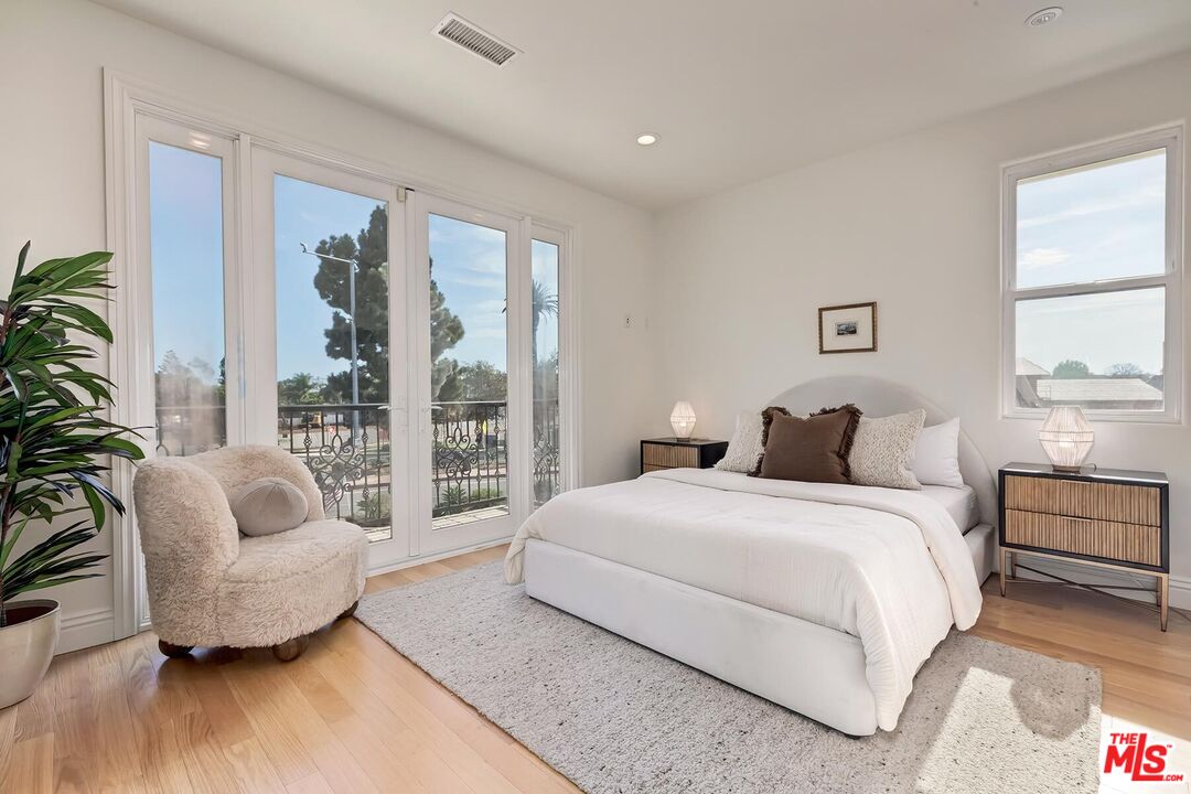 14707 W Sunset Blvd