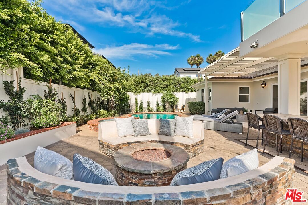 14707 W Sunset Blvd