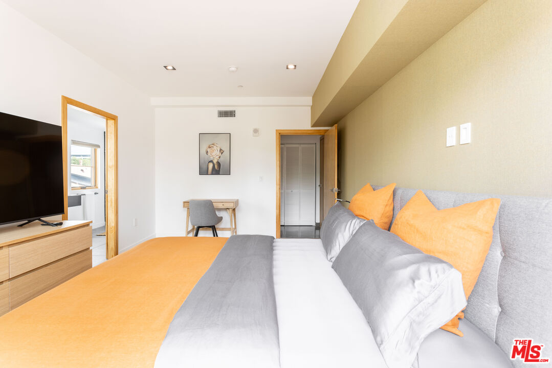 547 N Sweetzer Ave Unit: 303